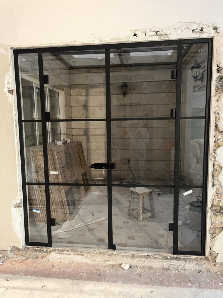 طراحی و ساخت درب دو لنگه و پارتیشن مشبک نیویورکی